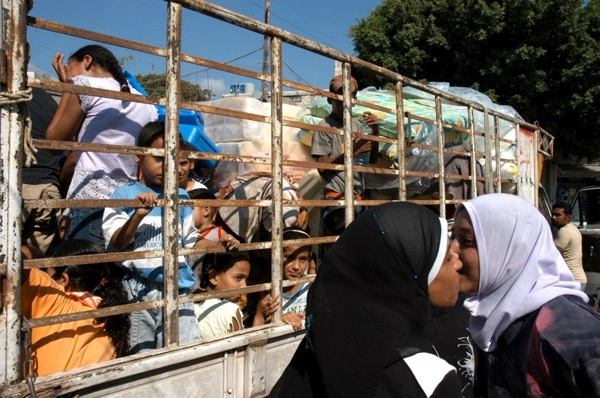 15 August 2006, Lebanon, Sidon, Palestinian Refugee Camp, Ain Al-Helweh. 2006 Lebanon War. two Unidentified women, fleeding to safety, say goodbye to each other. They flee to safety with any mean of transportation as Israeli forces bombing during the 2006 Lebanon War.